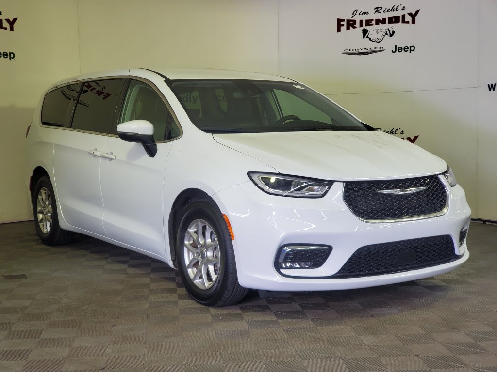 Used 2023 Chrysler Pacifica Touring-L FWD image 2