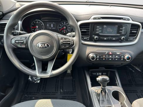 Used 2017 Kia Sorento AWD image 8