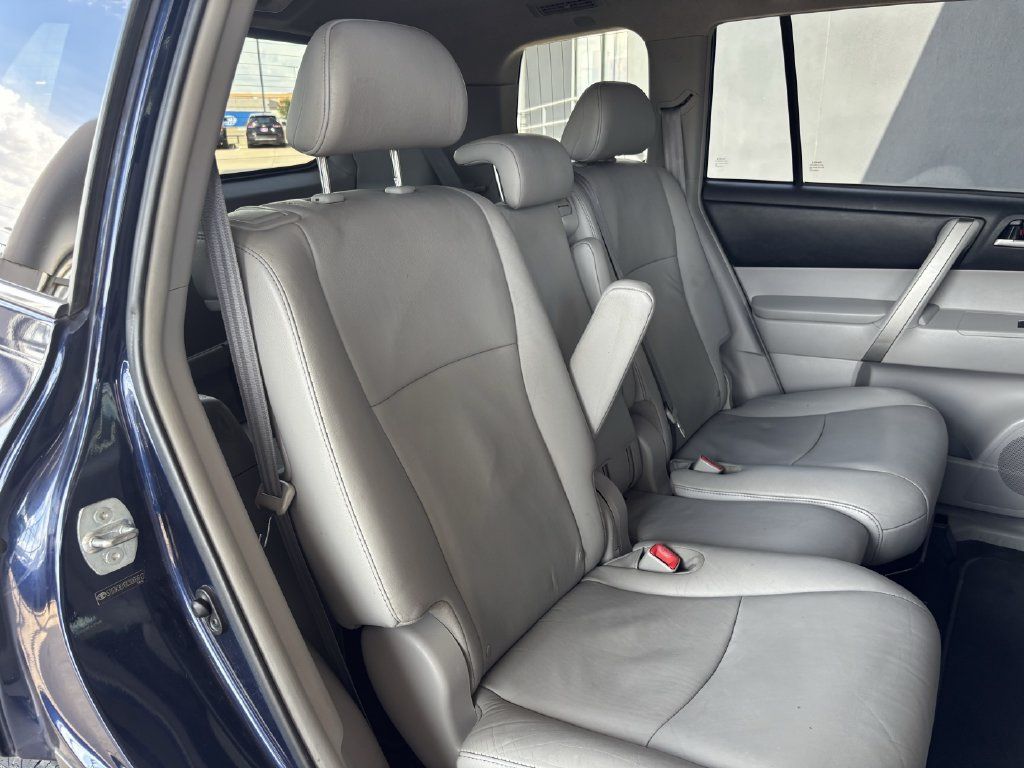Used 2012 Toyota Highlander SE w/ Tow Pkg FWD image 24