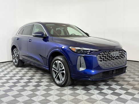 Used 2025 Audi Q5 Premium w/ Convenience Package image 7