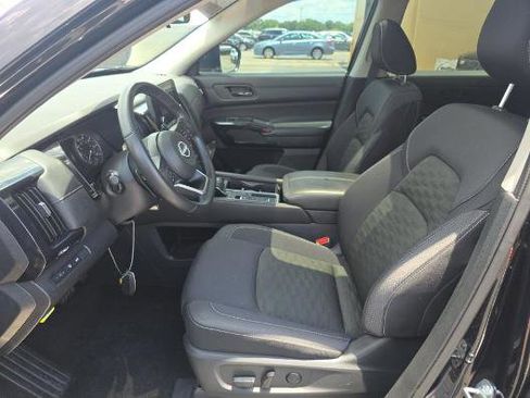 Used 2024 Nissan Pathfinder SV w/ SV Premium Package FWD image 8