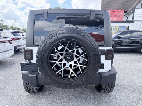 Used 2017 Jeep Wrangler Unlimited Rubicon w/ Connectivity Group AWD/4WD image 4