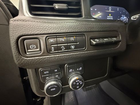 Used 2024 GMC Yukon XL Denali AWD/4WD image 27
