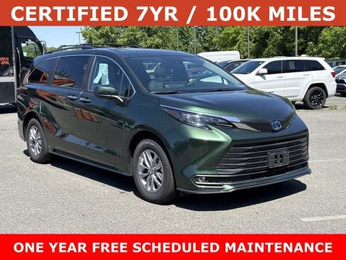 Used 2025 Toyota Sienna XLE FWD image 1