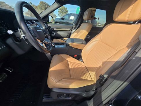 Used 2023 Land Rover Discovery Metropolitan Edition image 24