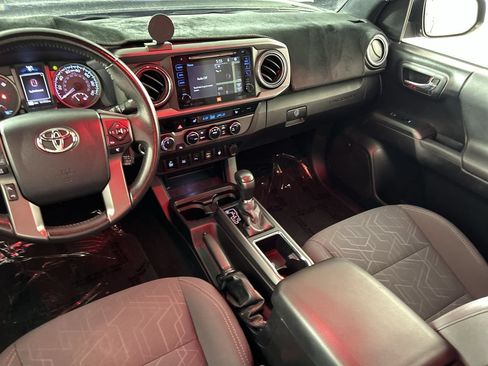 Used 2017 Toyota Tacoma TRD Sport AWD/4WD image 23
