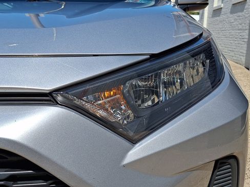 Used 2021 Toyota RAV4 LE AWD/4WD image 9