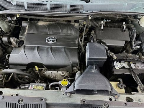 Used 2013 Toyota Sienna LE image 28