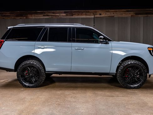 Used 2025 Ford Expedition Platinum w/ Stealth Performance Package image 11