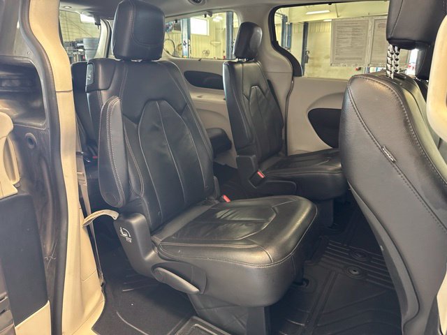 Used 2017 Chrysler Pacifica Touring-L FWD image 17