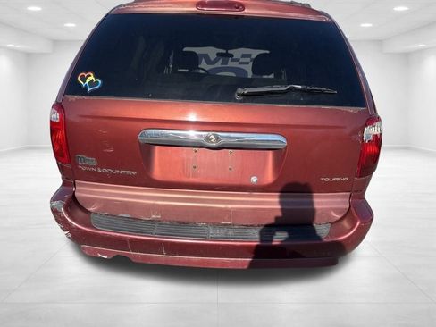 Used 2007 Chrysler Town & Country Touring image 5
