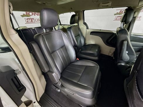 Used 2014 Chrysler Town & Country Touring-L w/ Driver Convenience Group image 32
