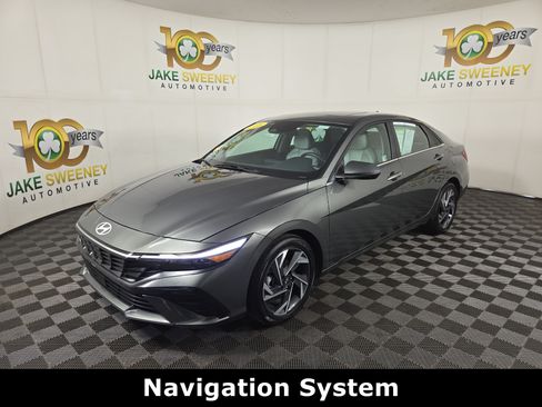 Used 2025 Hyundai Elantra Limited FWD image 3