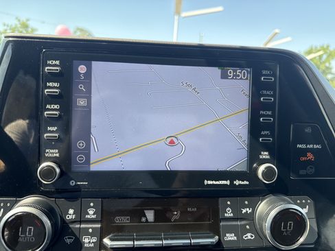 Used 2022 Toyota Highlander XLE AWD/4WD image 20