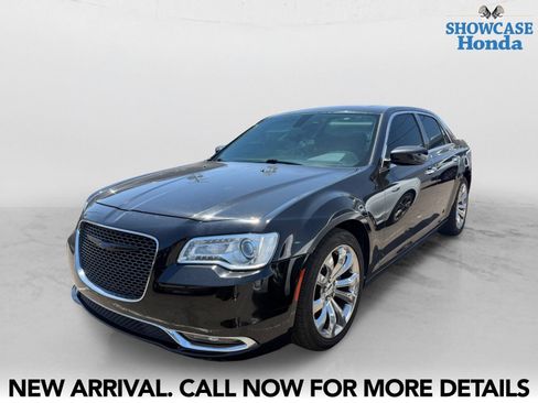 Used 2020 Chrysler 300 Limited RWD image 2
