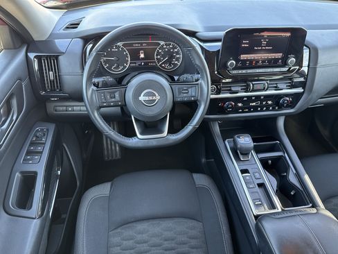 Used 2023 Nissan Pathfinder SV image 7