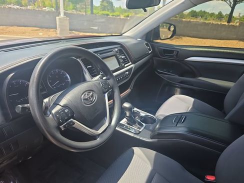 Used 2017 Toyota Highlander LE w/ Carpet Mat Package FWD image 13