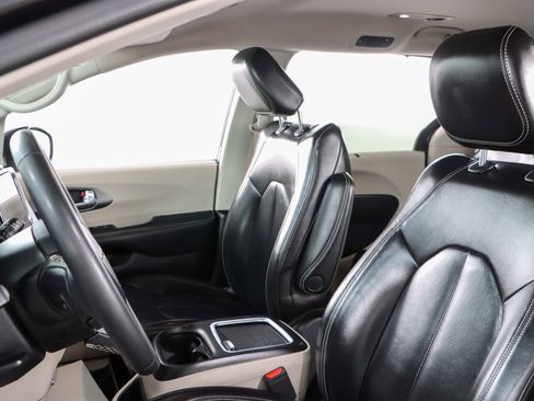 Used 2023 Chrysler Pacifica Touring-L FWD image 23