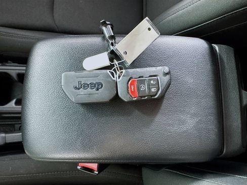 Used 2023 Jeep Wrangler Unlimited w/ Sun & Screen Package AWD/4WD image 28
