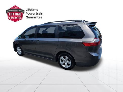 Used 2020 Toyota Sienna LE w/ LE Preferred Package FWD image 3