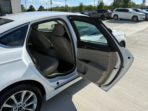 Used 2017 Ford Fusion SE FWD image 21