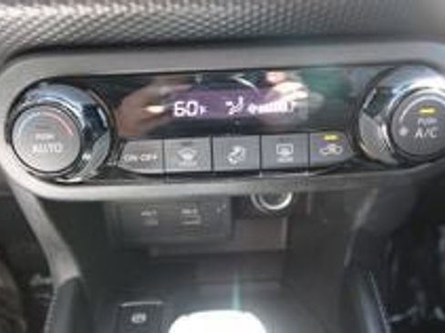 Used 2022 Nissan Kicks SV image 16