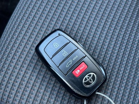 Used 2025 Toyota Highlander LE FWD image 20