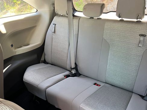 Used 2022 Toyota Sienna LE AWD/4WD image 22