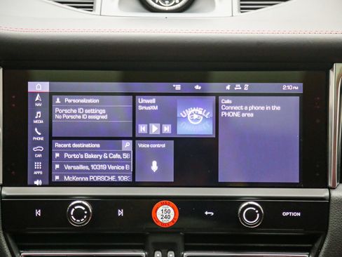 Certified 2025 Porsche Macan AWD/4WD image 18