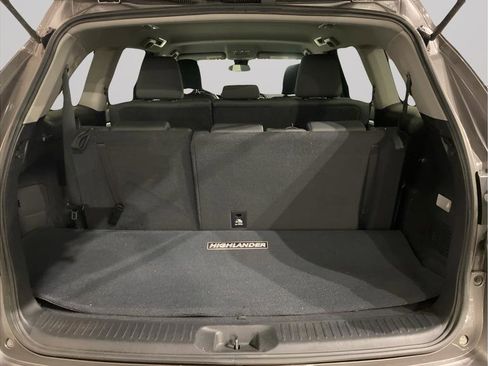 Used 2017 Toyota Highlander LE image 5