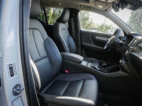 Used 2025 Volvo XC40 B5 Core image 33