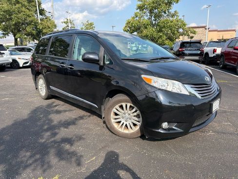 Used 2017 Toyota Sienna XLE Premium w/ Protection Package FWD image 20