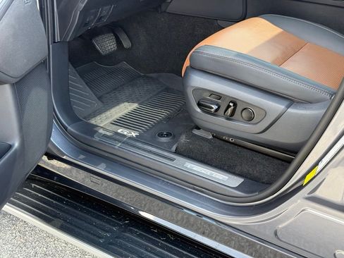 Used 2024 Lexus GX 550 w/ Accessory Package (31) AWD/4WD image 25
