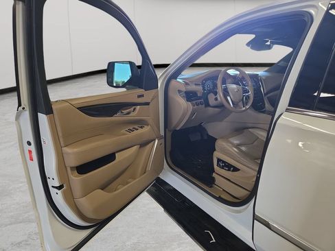 Used 2020 Cadillac Escalade Platinum AWD/4WD image 38