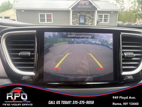 Used 2024 Chrysler Pacifica Touring-L FWD image 22