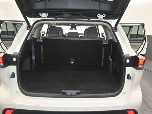 Used 2022 Toyota Highlander LE image 16