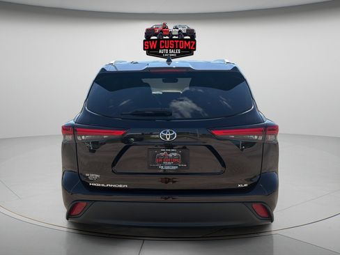 Used 2022 Toyota Highlander XLE FWD image 6