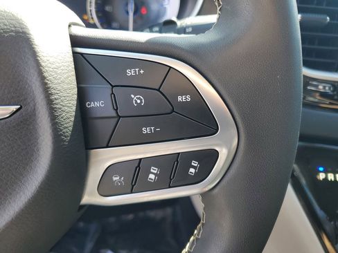 Used 2022 Chrysler Pacifica Touring-L image 12