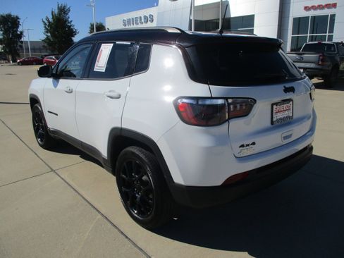 Used 2022 Jeep Compass Latitude image 4