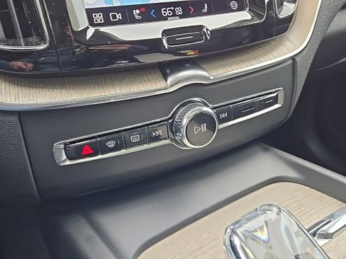 Certified 2022 Volvo XC60 B5 Inscription w/ Advanced Package image 17