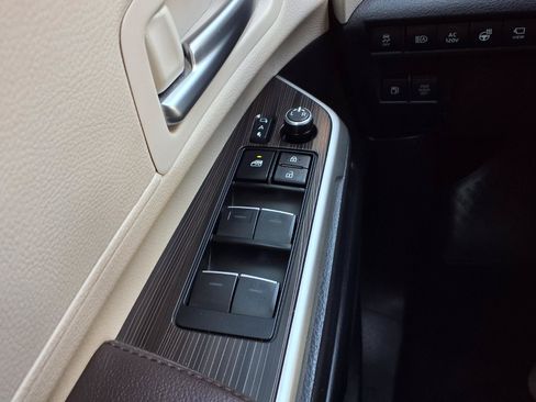 Used 2024 Toyota Sienna Platinum FWD image 11