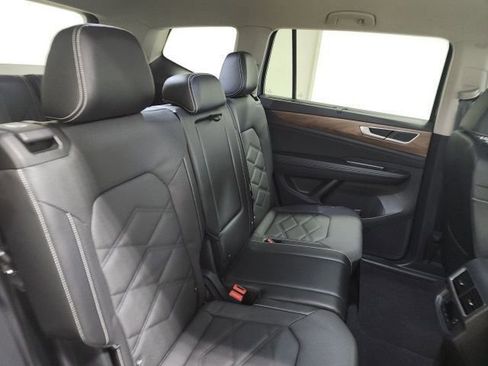 Used 2024 Volkswagen Atlas SE AWD/4WD image 17