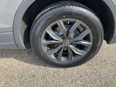 Used 2022 Volkswagen Tiguan SE image 9