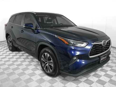 Used 2023 Toyota Highlander XLE FWD image 2