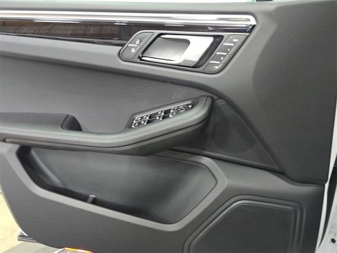 Used 2024 Porsche Macan image 22