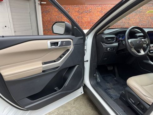 Used 2022 Ford Explorer XLT w/ Equipment Group 202A image 9