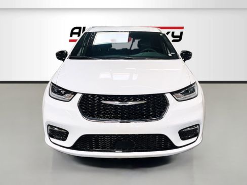 Used 2026 Chrysler Pacifica Select image 2