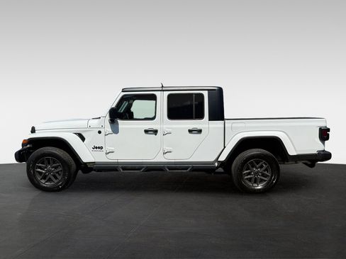 Used 2025 Jeep Gladiator Sport AWD/4WD image 8