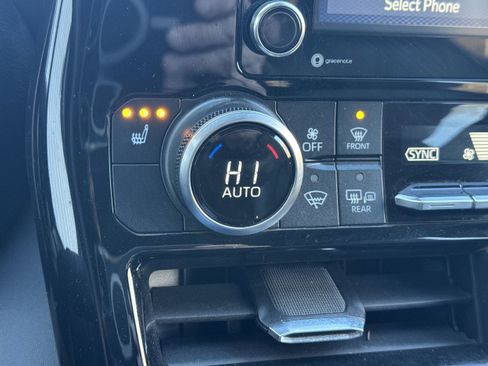 Used 2022 Toyota Highlander XLE image 24