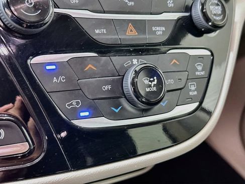Used 2018 Chrysler Pacifica Touring-L FWD image 19